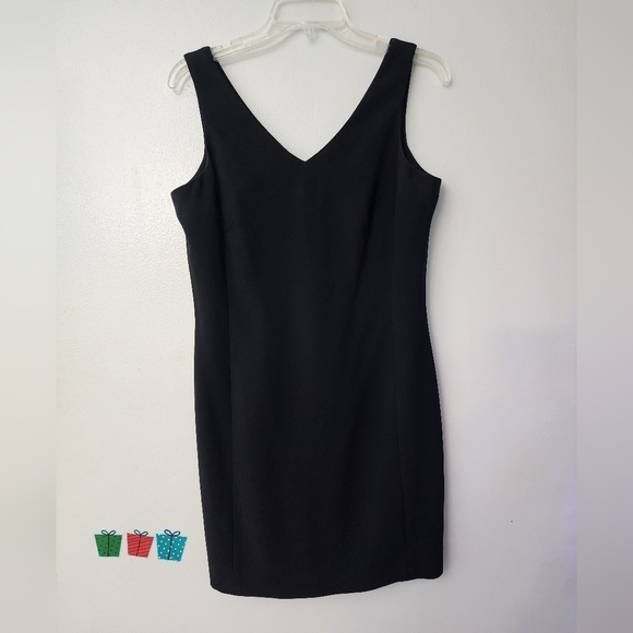 Jones New York Dresses & Skirts - Jones New York Black V Neck Dress Size 6